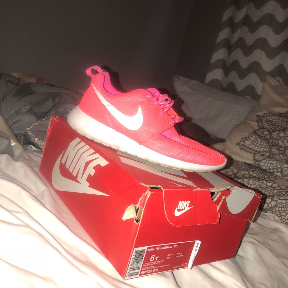 nike size 6Y shoes barley worn!